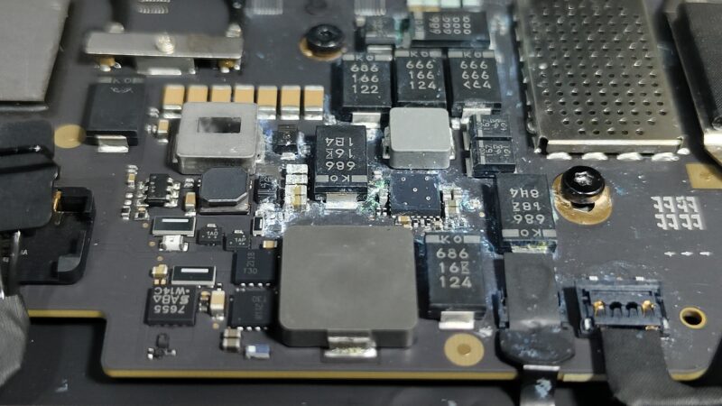 Macbook Air Ketumpahan Air? Mungkin Ada Solusinya?