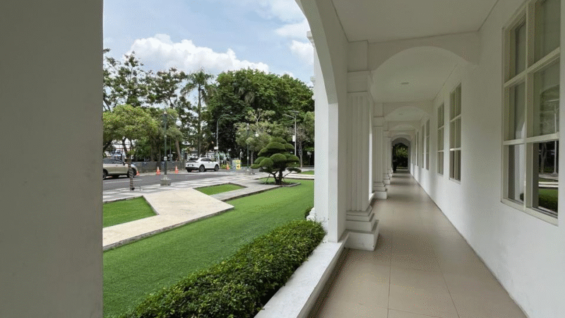 Kampus B Universitas Airlangga: Mencari Gedung, Menemukan Bangku dan Taman