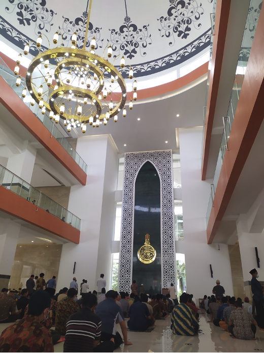 arsitektur masjid yang megah tapi minimalis di dalam
